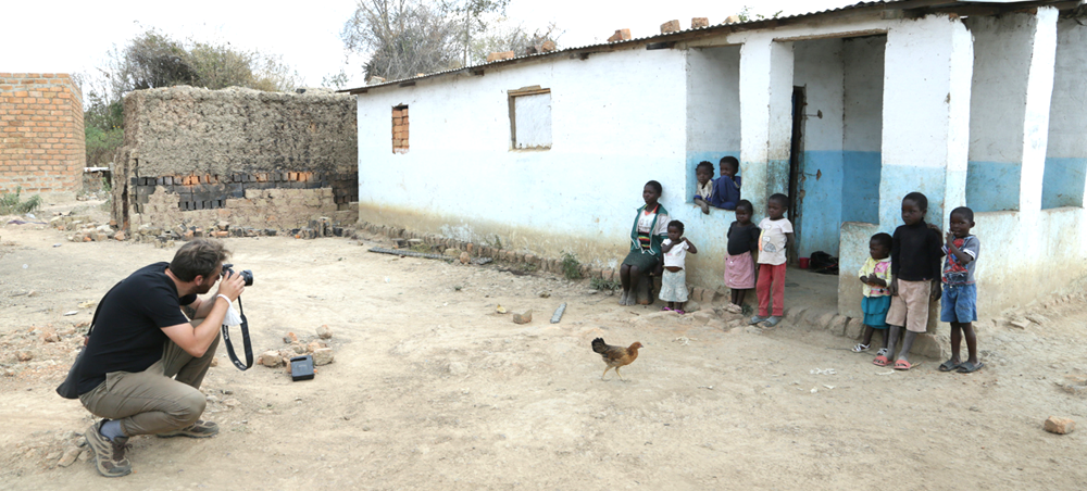 Intervista a Simone Cerio, il foto reporter che ha documentato il laovoro di AMKA nella Repubblica Democratica del Congo