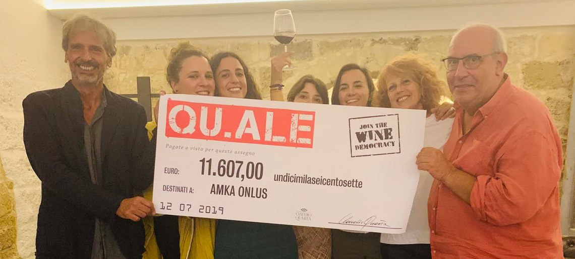 Qu.ale: il vino democratico che sostiene i progetti di AMKA